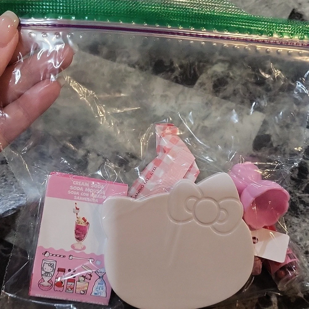Miniverse Make It Mini Food Hello Kitty Cream Soda